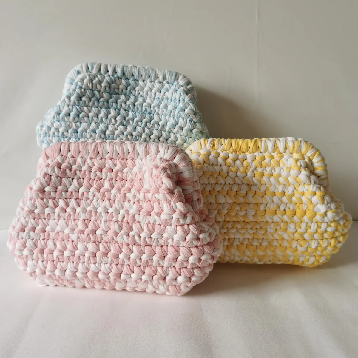 Clutch “Cloud Bag” in Crochet Fatta a Mano – Borsa Donna Soffice e Originale con Stile a Nuvola - immagine 2