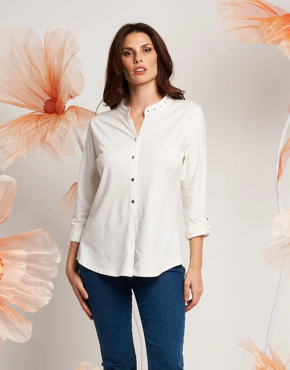 Camicia con borchie sullo scollo