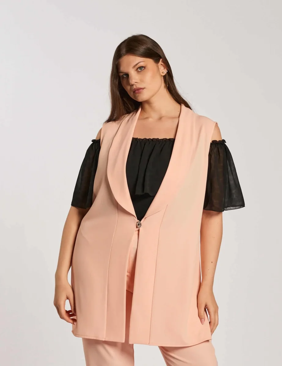 Gilet con scollo a scialle e bottone curvy