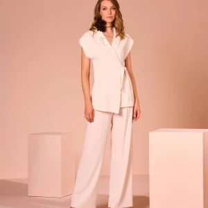 Gilet lungo con dettagli e spilla