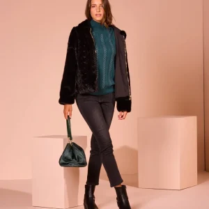 Maglia collo alto con lavorazione e strass