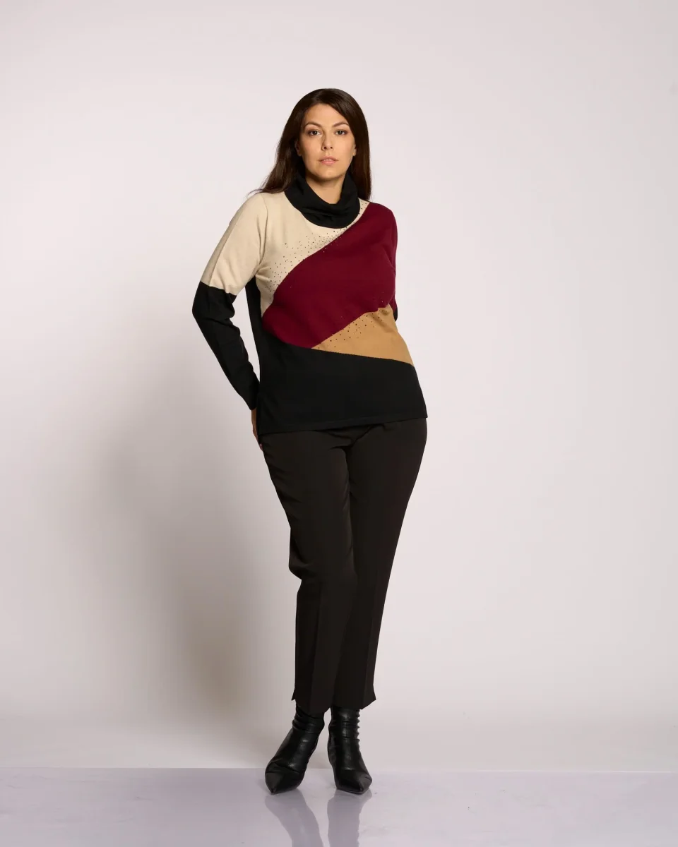 Maglia collo alto con strass neri curvy - immagine 5